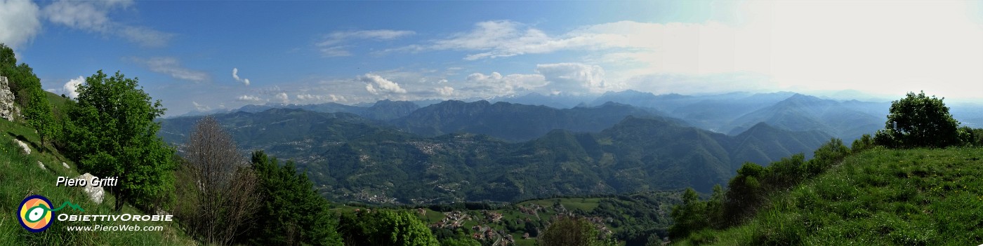 40 e si aprono i panorami, verso le valli e i monti.jpg
